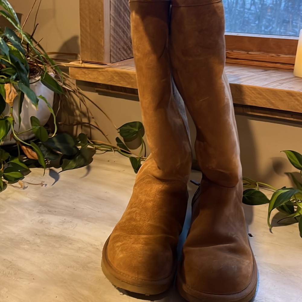 UGG (authentic) USA size 9 like-new boots